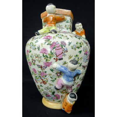 CHINE, VASE EN PORCELAINE AVEC ENFANTS. CHINA PORCELAIN VASE WITH CHILDREN