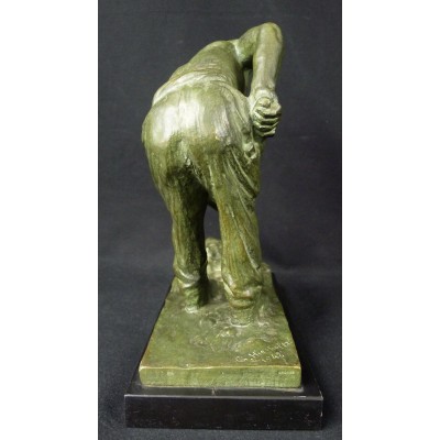  Gustav Adolphe HIERHOLZ (1877-1948), LA PELLETEE DE SABLE, BRONZE.