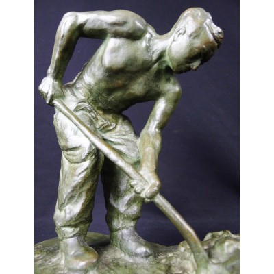  Gustav Adolphe HIERHOLZ (1877-1948), LA PELLETEE DE SABLE, BRONZE.