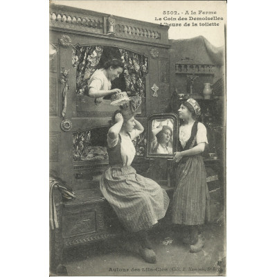 CPA : BRETAGNE, LITS-CLOS, La toilette des Femmes, vers 1900.