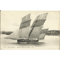 CPA: SAINT-MALO, Bateau de PECHE aux REGATES, vers 1910