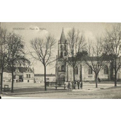 CPA: SEGONZAC, Place de l'EGLISE, vers 1910