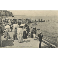 CPA: DIEPPE, La TERRASSE du CASINO, Animation, vers 1900.