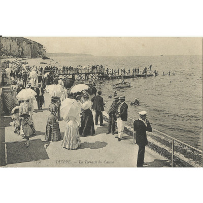 CPA: DIEPPE, La TERRASSE du CASINO, Animation, vers 1900.