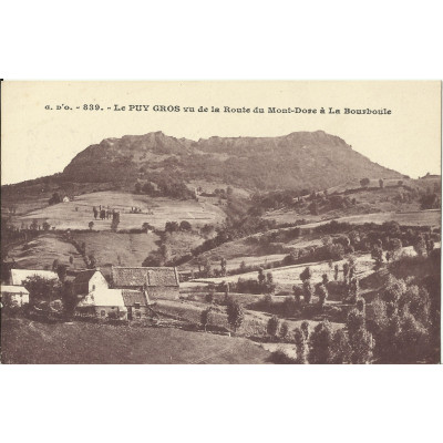 CPA: LE PUY GROS, vu de la route du MONT-DORE à LA BOURBOULE, Années 1920