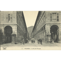CPA: CHAMBERY, La Rue des PORTIQUES, Années 1900
