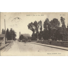 CPA: NIORT, Sur le PONT MAIN, vers 1910