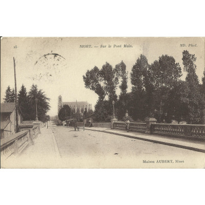 CPA: NIORT, Sur le PONT MAIN, vers 1910